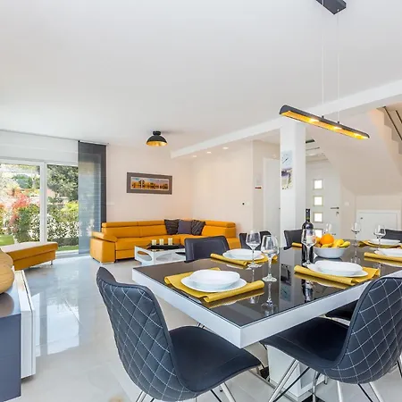 וילה Modern With Heated Pool, Hot Tub And Sauna