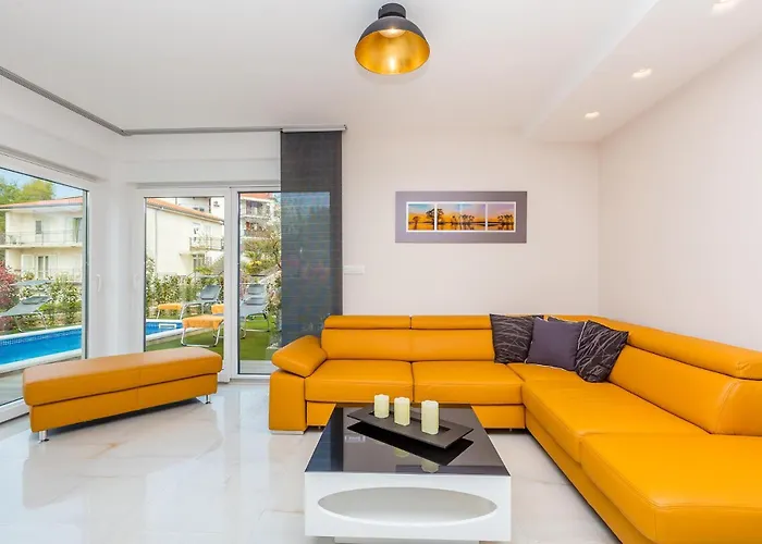Modern With Heated Pool, Hot Tub And Sauna *