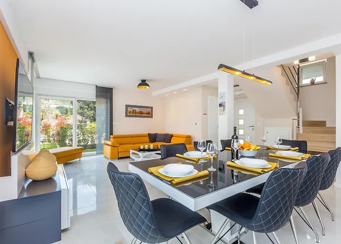 Villa Modern With Heated Pool, Hot Tub And Sauna