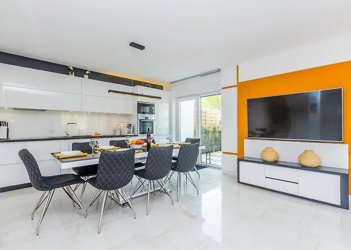 Modern With Heated Pool, Hot Tub And Sauna
