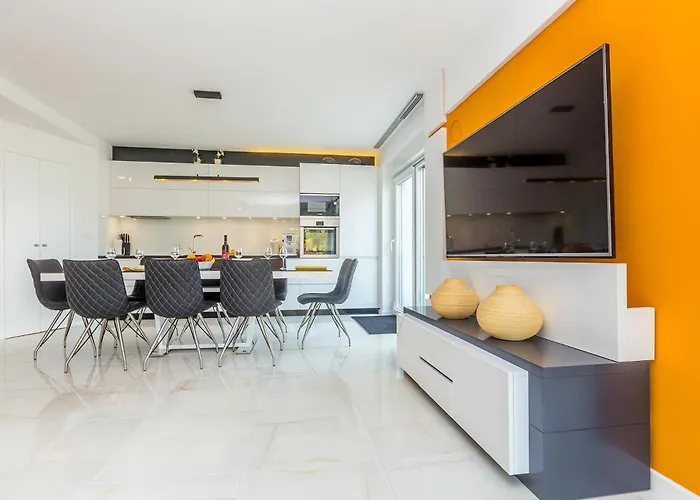 Modern With Heated Pool, Hot Tub And Sauna *