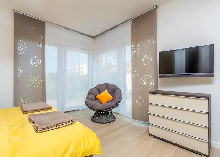 Modern With Heated Pool, Hot Tub And Sauna Villa