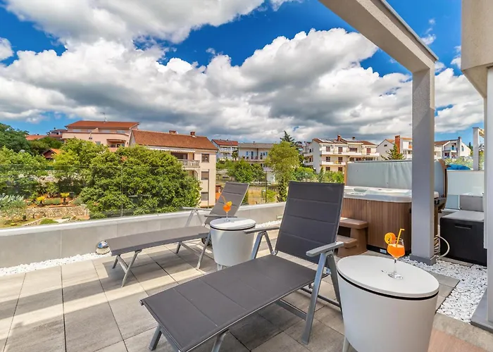 Modern With Heated Pool, Hot Tub And Sauna Malinska