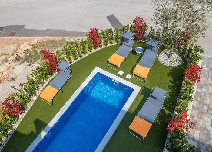Modern With Heated Pool, Hot Tub And Sauna Malinska