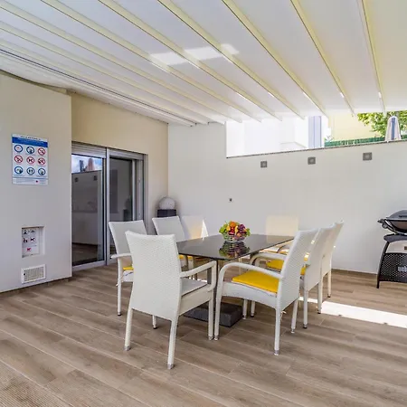 Vila Modern With Heated Pool, Hot Tub And Sauna