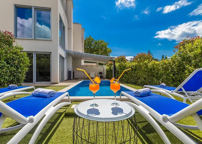 Modern With Heated Pool, Hot Tub And Sauna Villa Malinska