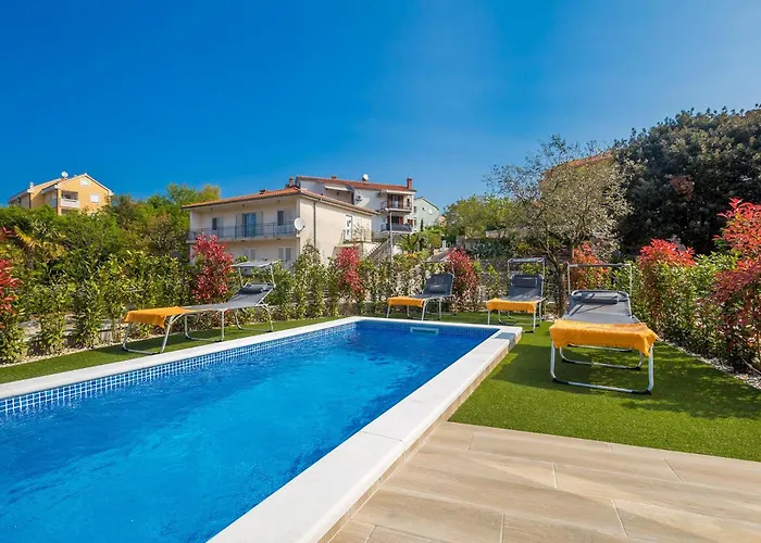 Modern With Heated Pool, Hot Tub And Sauna Malinska