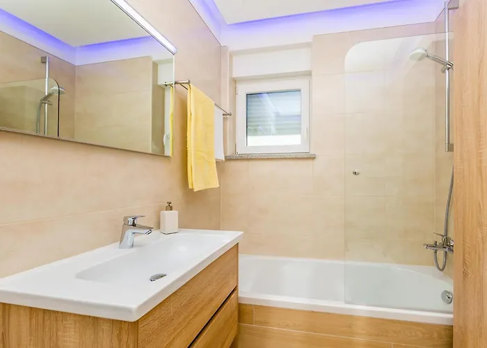 Villa Modern With Heated Pool, Hot Tub And Sauna *