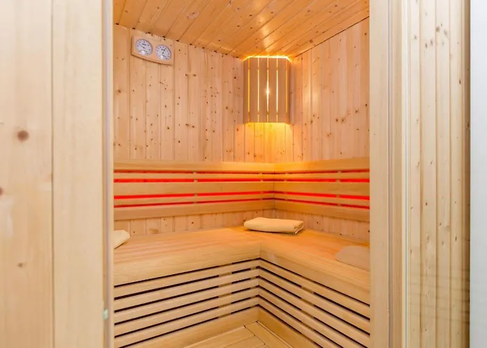 Modern With Heated Pool, Hot Tub And Sauna *