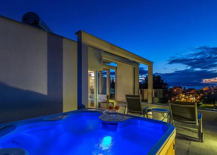 Modern With Heated Pool, Hot Tub And Sauna