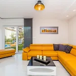Modern With Heated Pool, Hot Tub And Sauna *