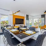 Villa Modern With Heated Pool, Hot Tub And Sauna *