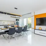 Modern With Heated Pool, Hot Tub And Sauna