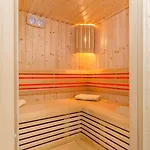 Modern With Heated Pool, Hot Tub And Sauna *