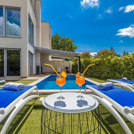 Modern With Heated Pool, Hot Tub And Sauna Villa Malinska