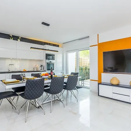 Modern With Heated Pool, Hot Tub And Sauna