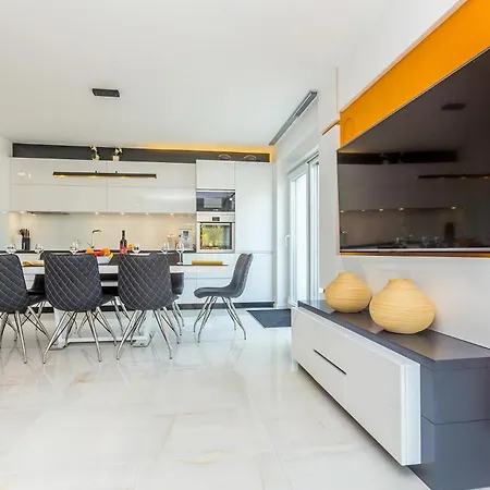 Modern With Heated Pool, Hot Tub And Sauna *