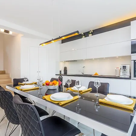 Modern With Heated Pool, Hot Tub And Sauna Malinska