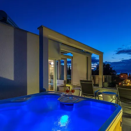Modern With Heated Pool, Hot Tub And Sauna