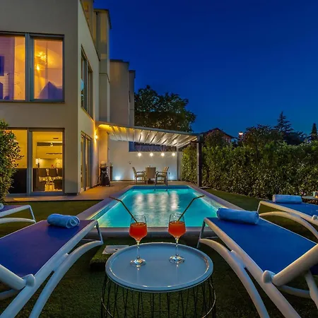 Modern With Heated Pool, Hot Tub And Sauna Villa *